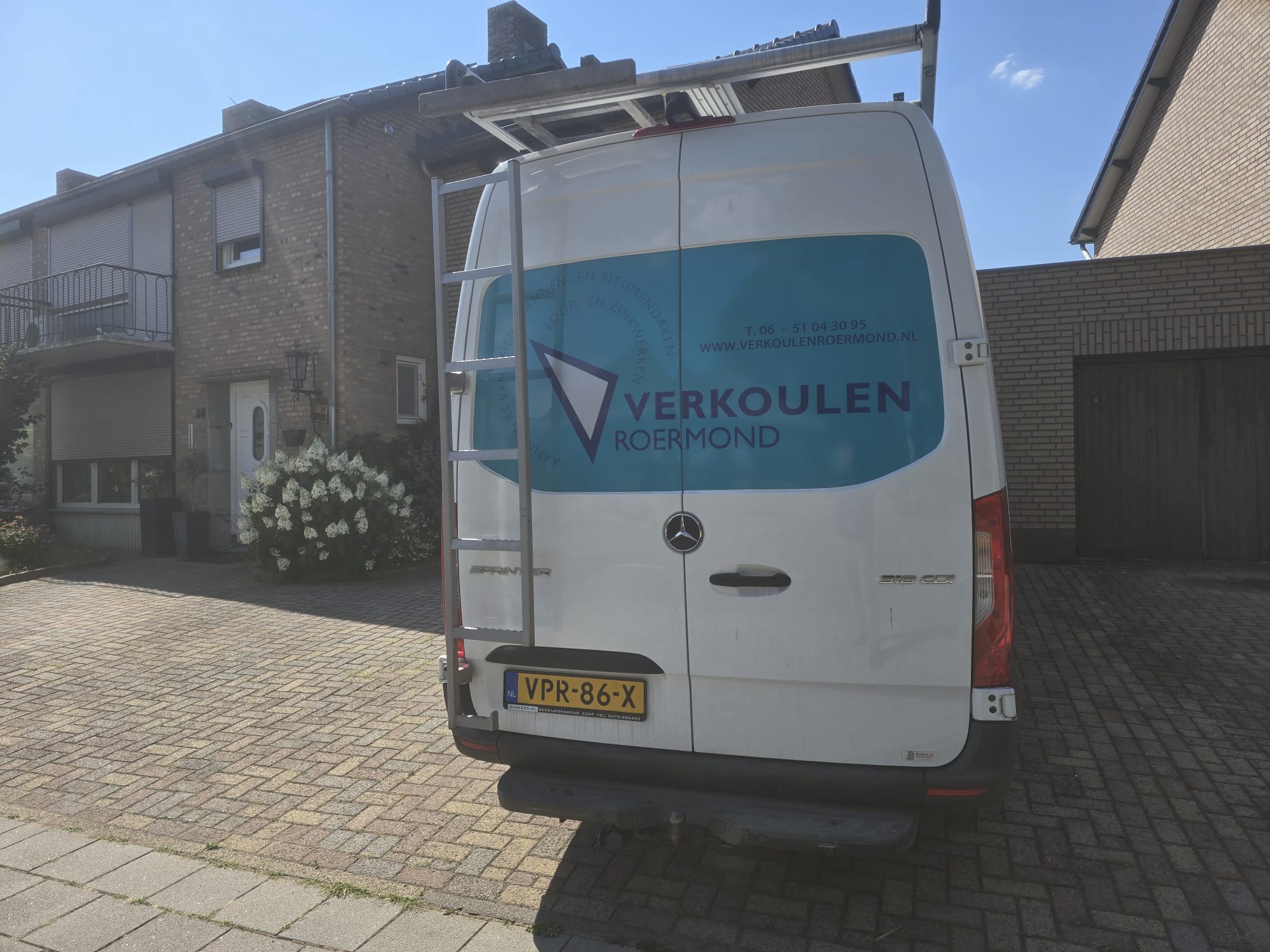 Bedrijfsbus van Verkoulen Roermond, achterzijde met logo